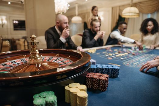 Why People Play Online Casinos: Unveiling the Psychology Behind the Screen